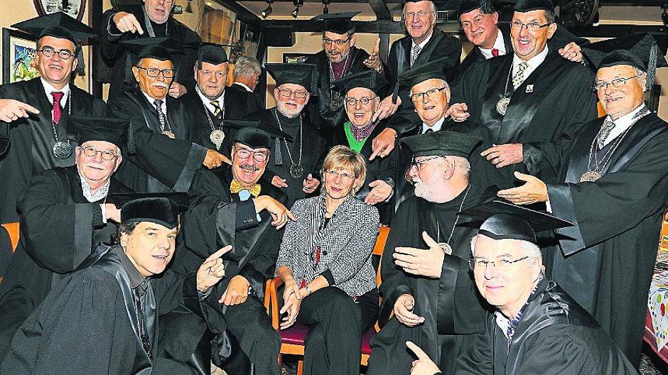  Dr. Birgit Roos im Kreis vorheriger Preisträger. 