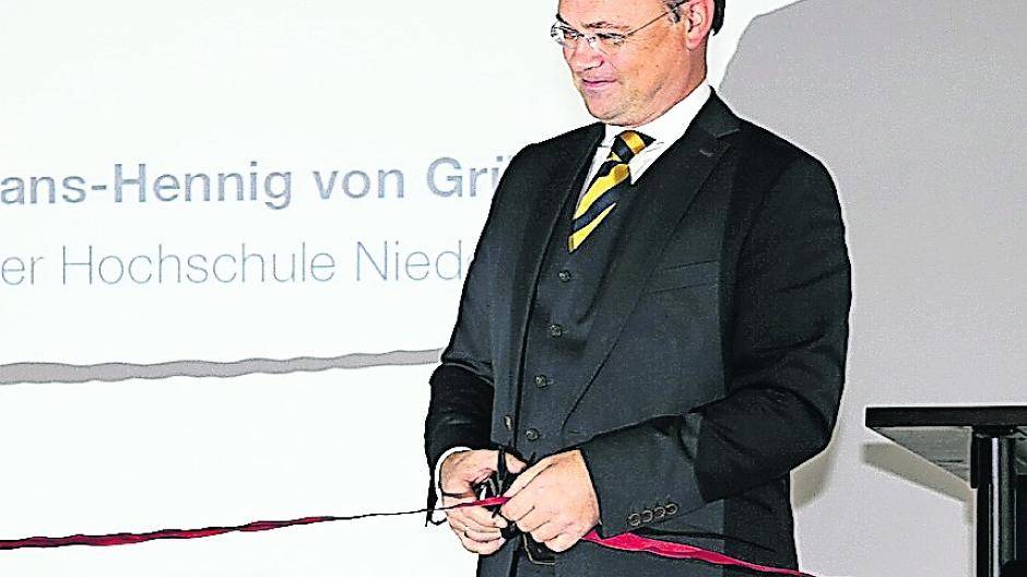  Dr. Hans Henning von Grünberg eröffnete das Gebäude feierlich. 