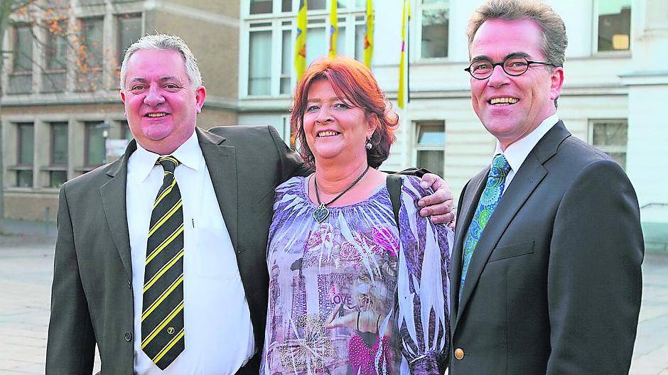 Oberbürgermeister Gregor Kathstede (rechts) freute sich darüber, dass Heribert II. (Boosen) und Christina I. (Schwirtz-Lidner) als neues Prinzenpaar zugesagt haben.