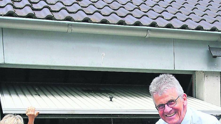  Dana Frey hat Spaß: Das Auto verschwindet in der Garage, der Schlüssel wird abgegeben. Ab sofort fährt Norbert Münks drei Wochen nur noch Fahrrad. 