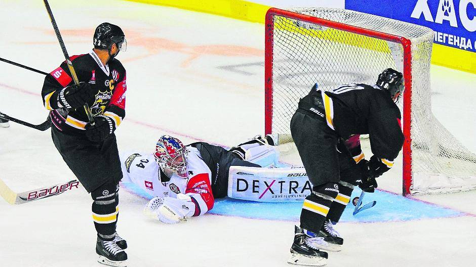  Die Pinguine wollen in den beiden CHL-Auswärtsspielen in Helsinki und Skelleftea offensive Akzente setzen. Trainer Rick Adduono fordert von seinen Spielern noch mehr Einsatz und Kampfeswille. 