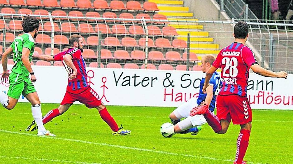 In dieser Szene erzielt Aliosman Aydin das 3:1 gegen den SV Rödinghausen. Er schoss bereits vier Tore in dieser Saison.