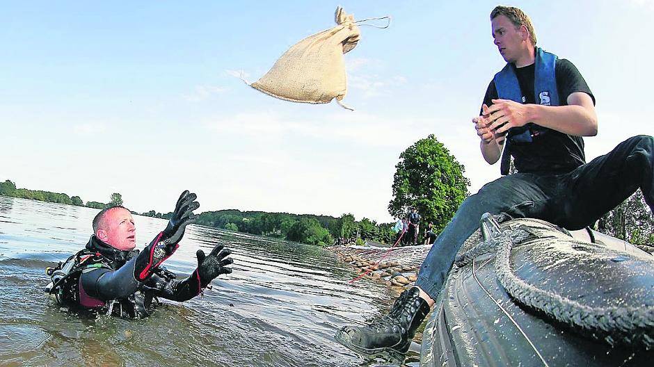  Beim Jahrhundert Hochwasser in Magdeburg waren auch Einsatzkräfte aus Nordrhein-Westfalen im Einsatz. Allein von der Bereitschaft 3 (Krefeld, M’Gladbach, Kreis Viersen) waren 28 Fahrzeuge vor Ort. 