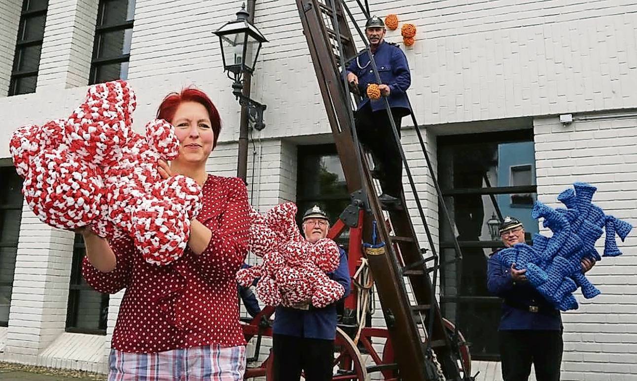 Wie Korallen erscheinen diese filigranen Häkelarbeiten, die derzeit als Gesamtkunstwerk ausgestellt sind.