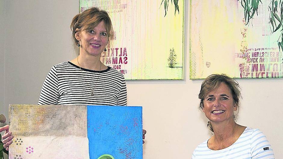 Heike Kleffmann (l.) und Claudia Schavan freuen sich auf die Ausstellung „Kunst in der Praxis“ in Osterath.