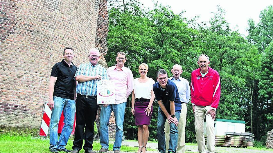  Das Organisationsteam des Laufspektakels (von links: Frank Thönes (Landschaftsverband Rheinland), Georg Fasselt (Perspektiven für Oedt), Dietmar Maus (Interessengemeinschaft Ortsleben Oedt&amp; Mülhausen e.V.), Nicole Geitner (Altenzentrum Oedt, Diakonie, Quartiersmanagerin), Holger Falk (Reha Team West, TuS Oedt), Heinz Panzer (Heimatverein) und Manfred Knipper )vor der Burg Uda in Oedt. 