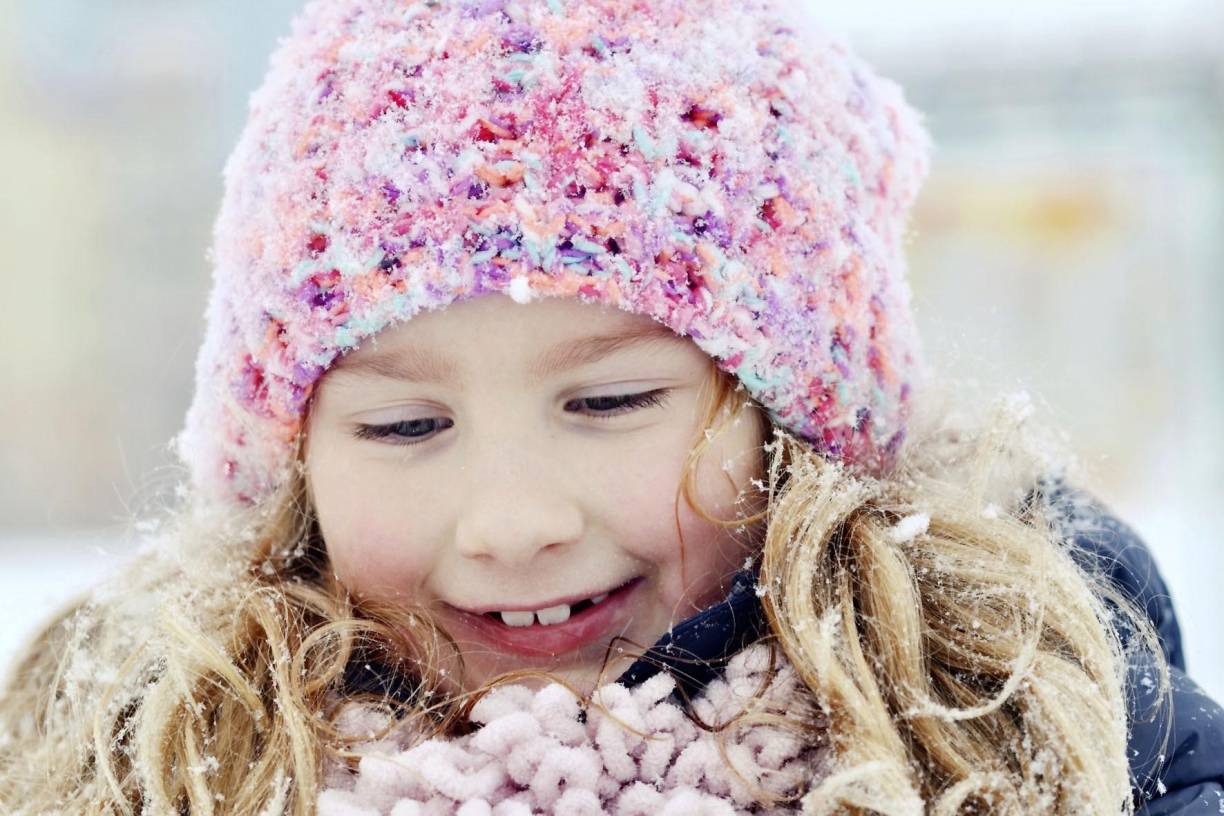 Läuse können sich in die Kopfbedeckung von Kindern verirren - und wandern dann beim Mützentausch von Kopf zu Kopf.