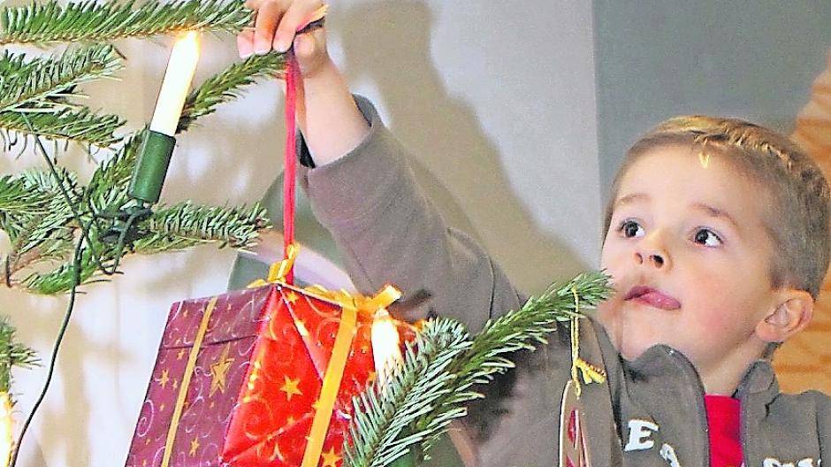 Den Tannenbaum weihnachtlich schmücken — diesen Brauch lieben alle Kinder.