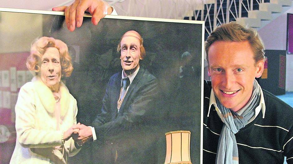  Fiktion und Wirklichkeit: Schauspieler Ronny Tomiska hält eine Fotoaufnahme aus dem Musical „Ewig jung“, die ihn selber und Kollegin Eva Spott in täuschend echter Maske als über 90-Jährige zeigt. Wenn Tomiska nach der Maskierung in den Spiegel sieht, denkt er schon mal: „Ja, so könntest Du dereinst aussehen.“ 