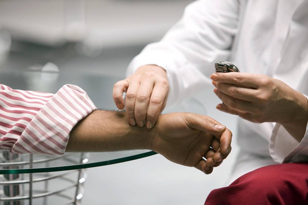  Regelmäßiges Pulsmessen ist vor allem für Risikopatienten notwendig. 