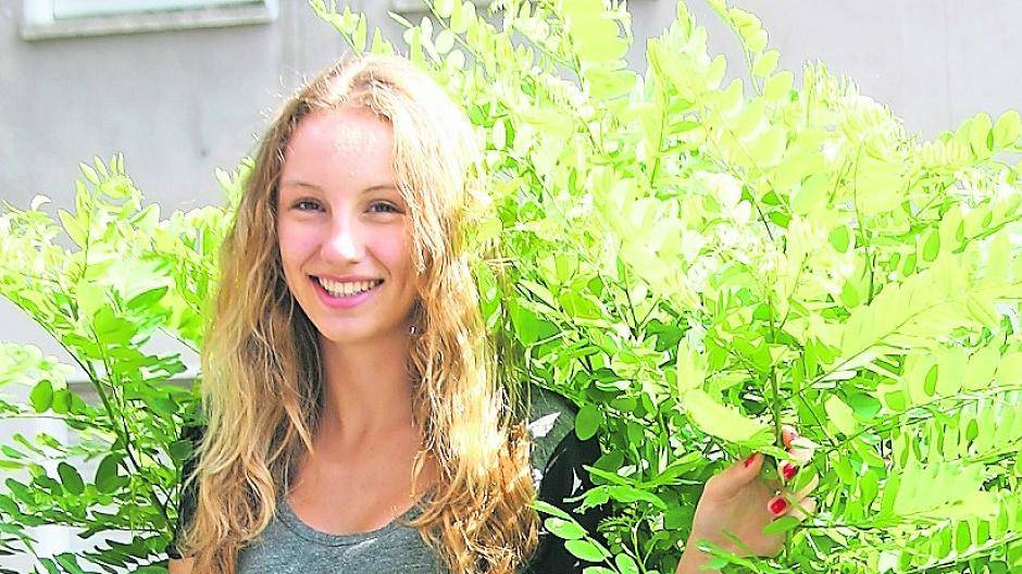  Naturverbunden: Der eigentlich traurige Anblick der Baumstümpfe in der Stadt ist an vielen Stellen dem urtümlichen Bild eines wild bewachsenen Blätterdachs gewichen. Aus Baumleichen sprießt üppiges, neues Pflanzenleben: So auch hier an der Carl-Wilhelm-Straße, gleich am Platz vor dem Rathaus. Man kann das durchaus als Symbol sehen... Für den Moment der Aufnahme hat der Fotograf unsere Schülerpraktikantin Inga gebeten, kurz einmal Platz zu nehmen. 