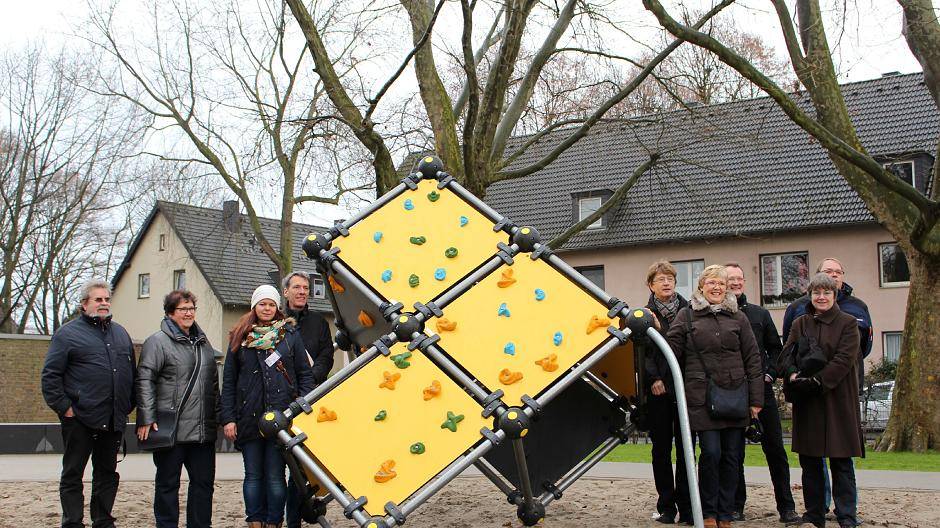  Verantwortliche, Anwohner und Paten eröffnen den Spielplatz am Braunschweiger Platz. Seit zwei Wochen toben und spielen die Kinder wieder neben der St. Heinrichkirche. 
