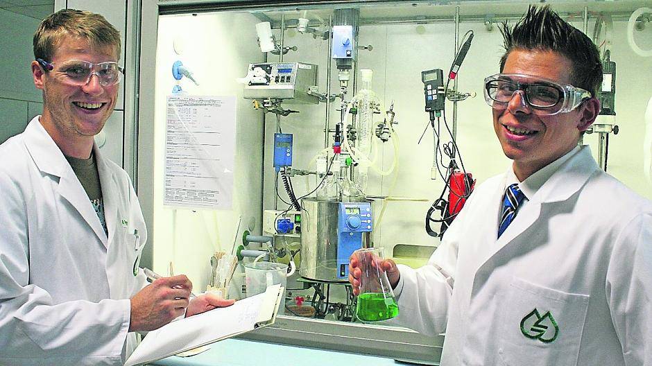  Eifriges Team: Mit seinem Kollegen Marvin Peraglie (l.) in der Forschungsabteilung bespricht Younes Khermane (r.), wie sich ein Kundenwunsch noch präziser umsetzen lässt. 