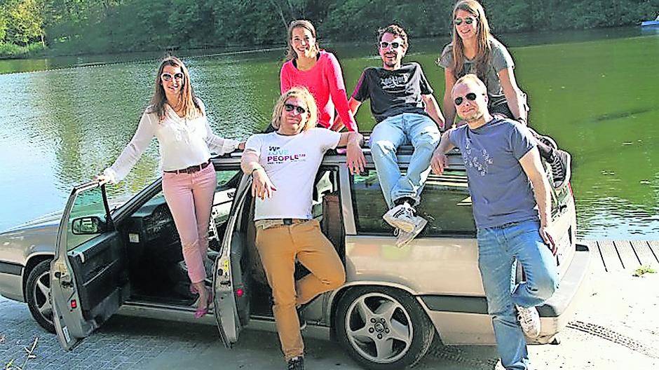 Ein elementares Ziel ist es, den interkulturellen Austausch mit der Bevölkerung zu fördern. Zum anderen hat sich das Rallye-Komitee zum Ziel gesetzt mit jeder Rallye humanitäre Hilfe zu leisten. Aus diesem Grund fahren auch Özlem, Bea (hinten), Pixi (vorne), Peter, Judith (hinten) und Philipp mit.