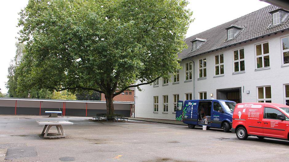 Hier wird noch gearbeitet: Bis zum Mittwoch parken die Handwerkerautos auf dem Schulhof....