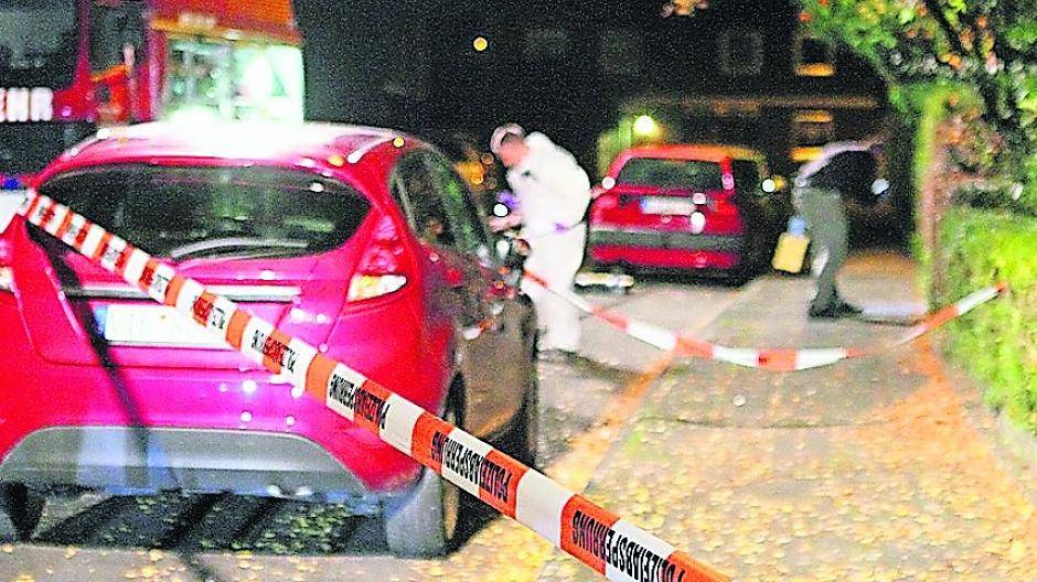 Die Spurensicherung untersucht das Grundstück an der Grenzstraße nach Hinweisen auf die Tat und die Täter.
