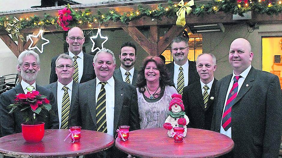 Krefelds Prinzenpaar, Heribert II. (4.v.li.) und Christina I., stellten nun ihre Minister und Adjutanten vor (von links): Adjutant Georg Wanraths, Minister Klaus Ruhland, Minister Herbert Rouß, Minister Stefan Bullerschen, Minister Frank Dömges, Minister Egon-Michael Düser und Adjutant Dirk Bongartz.