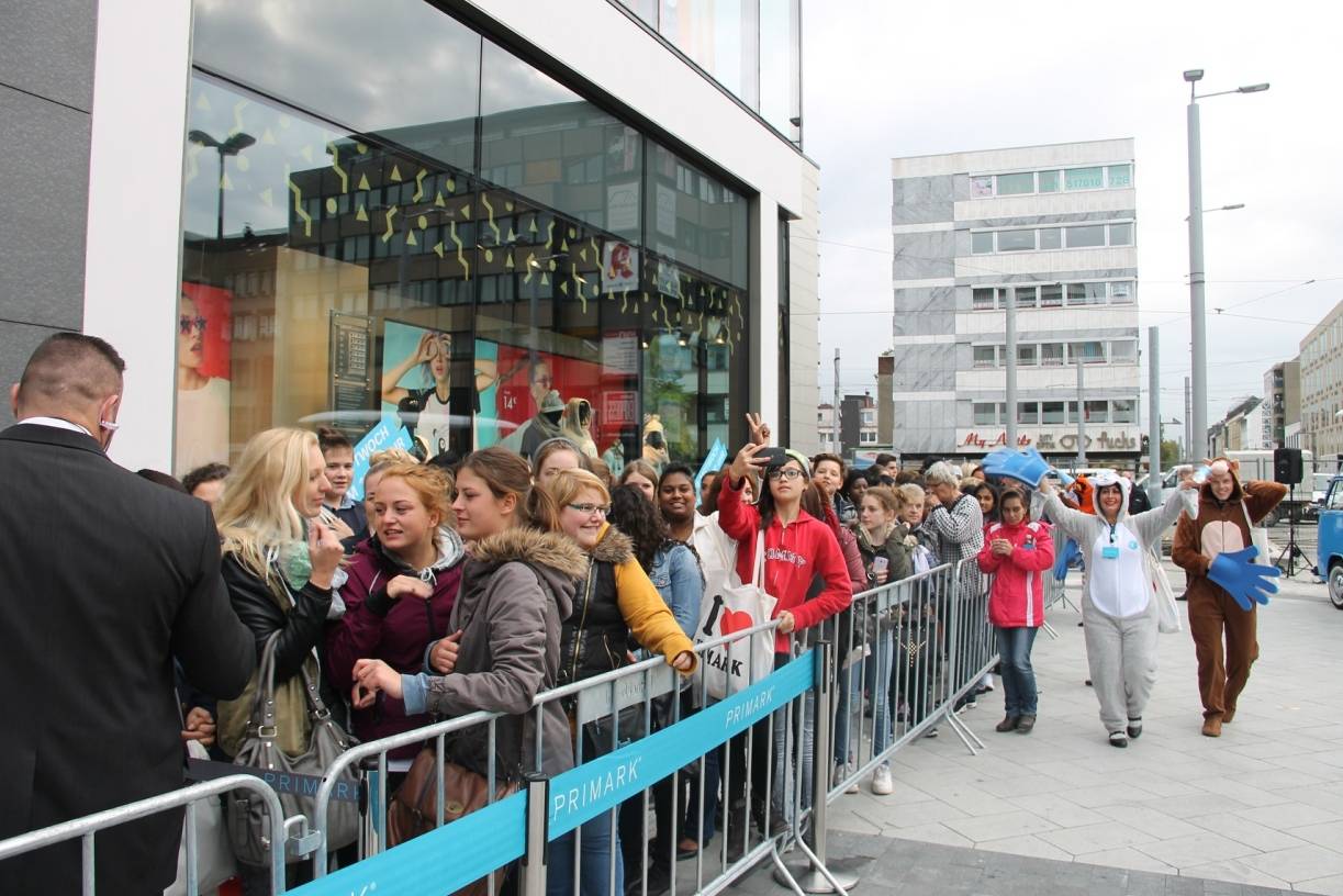 Die jungen Besucher standen geldudig in der Schlange