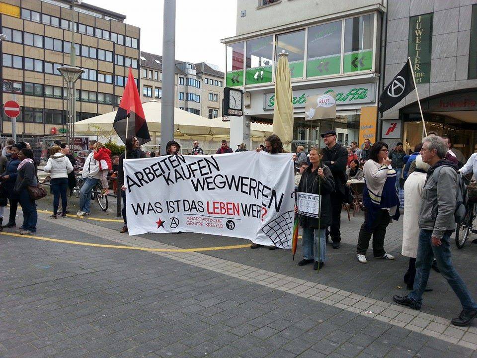  Kurz vor der Eröffnung lief am Ostwall/Rheinstraße eine Demo gegen Arbeitsbedingungen in Textilfabriken. 