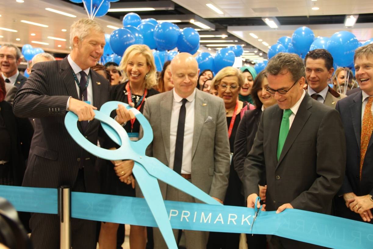 Primark-Deutschlandchef Wolfgang Krogmann und Oberbürgermeister Gregor Kathstede durchschneiden das Band.