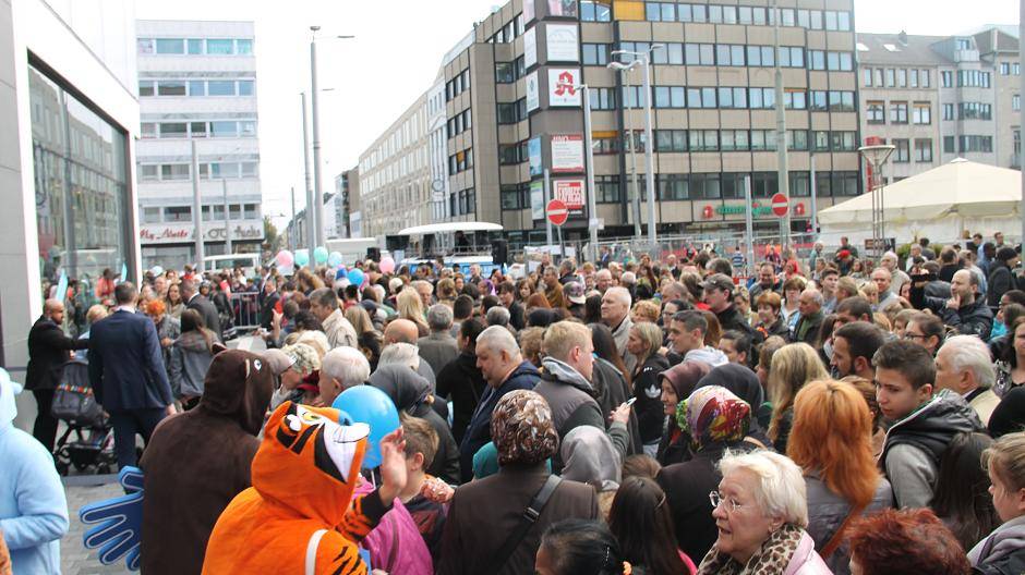 Heute um 11 Uhr auf der Rheinstraße: Hunderte Neugierige warten auf Einlass in den neuen Primark-Markt - oder beobachten das Treiben etwas ungläubig.