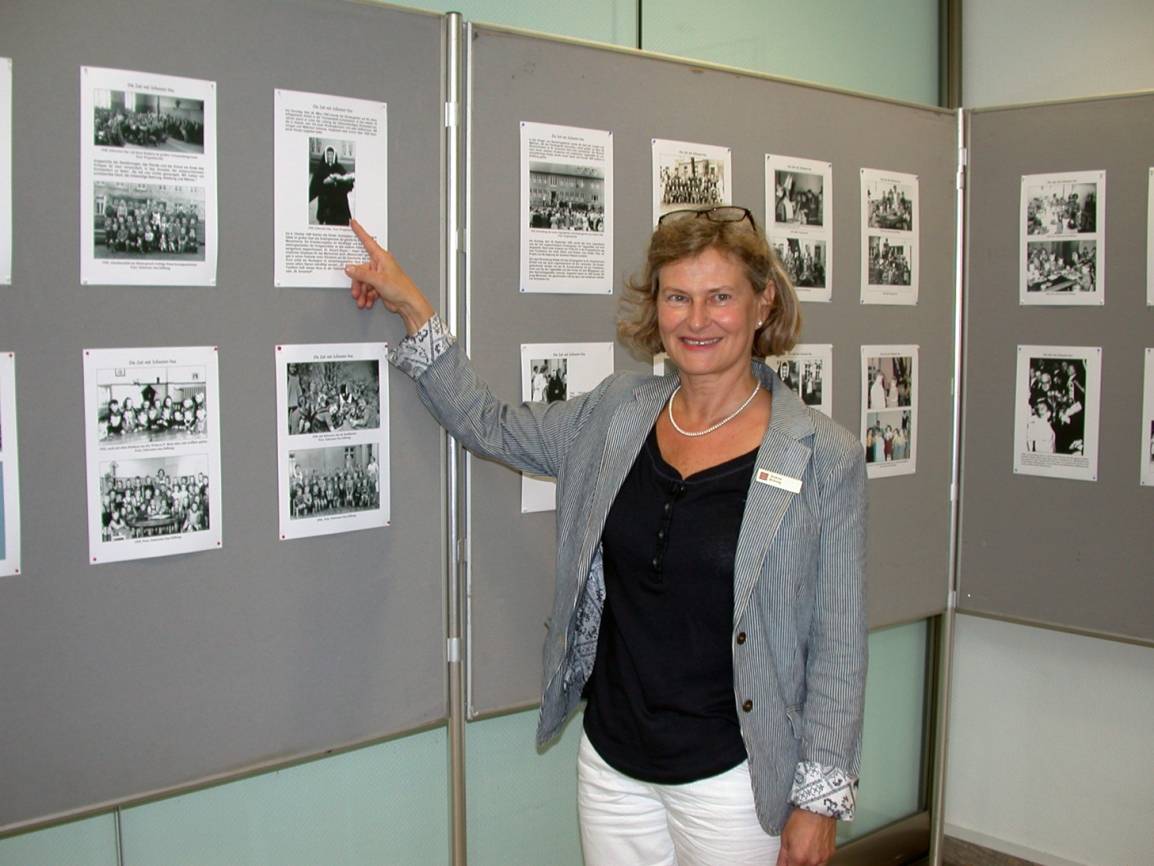  Andrea Bruening von der Sparkassen-Hauptstelle in Kempen zeigt auf ein historisches Foto von Schwester Ina. 