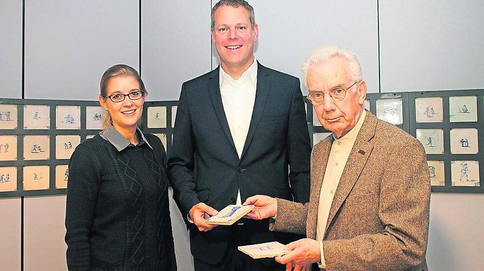 Schenkung für das Niederrheinische Freilichtmuseum: Dr. Eugen Gerritz überreicht Kulturdezernent Dr. Andreas Coenen und Museumsleiterin Anke Wielebski Fliesen mit Spielmotiven.