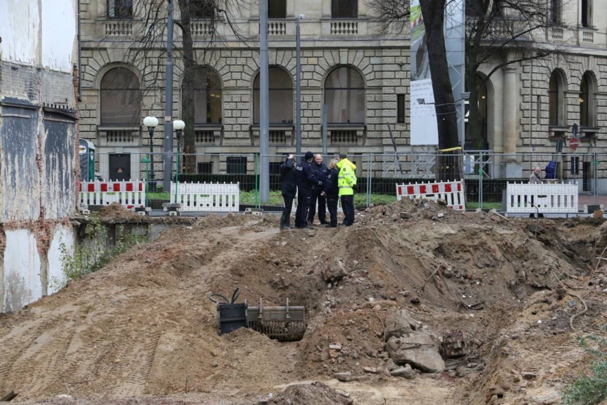 Freitag Mittag: Polizei sichert die Fundstelle der Bombe.