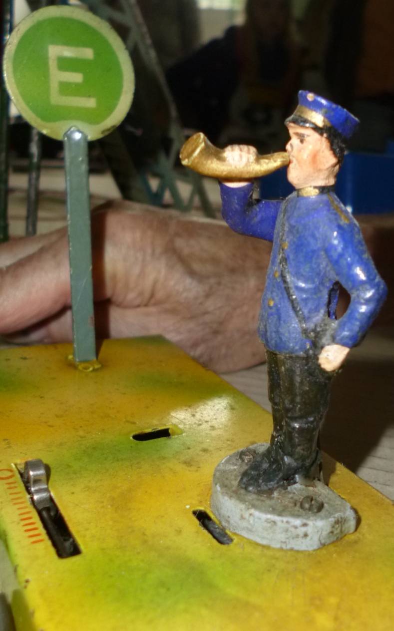  Historisches Zubehör für begeisterte Modellbahner: Der Schaffner aus Blech. 