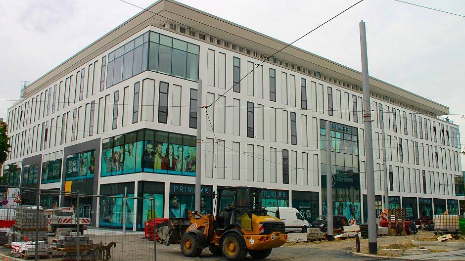 Das Ostwall-Carrée mit Ankermieter Primark kurz vor der Fertigstellung.
