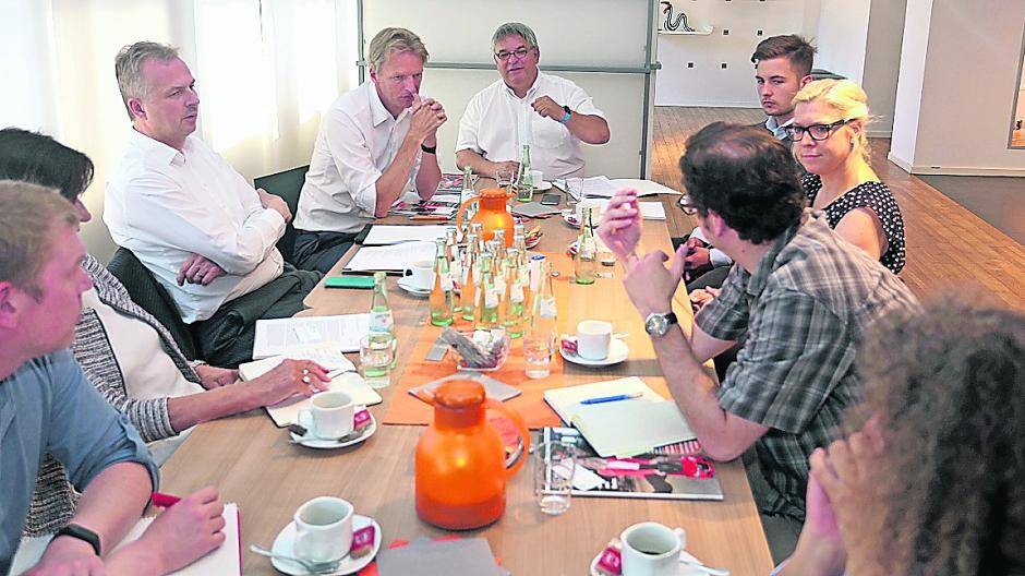  In den Räumlichkeiten der Europäischen Fachhochschule Campus Neuss stellten die Verantwortlichen die „Check In Berufswelt 2017“ vor. 