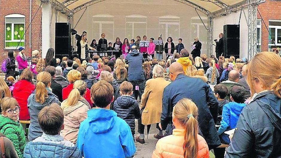 Auf der Bühne beim „Sonnenfest“ an der Pastor-Jacobs-Schule trugen die Gewinner ihre Texte vor.