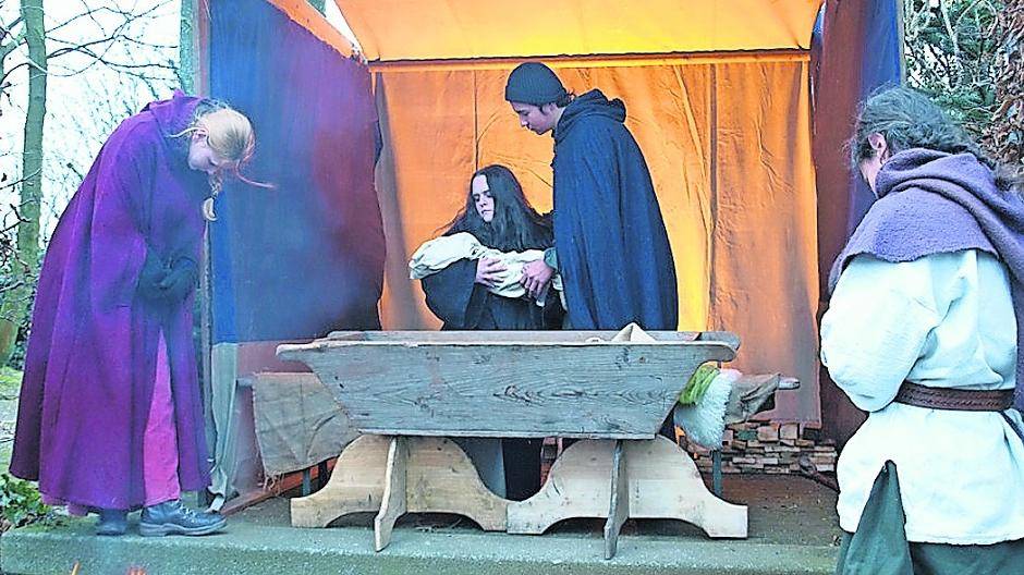 Stilecht: Joan Goebel und Jan Müller geben Maria und Josef beim Krippenspiel auf dem Weihnachtsmarkt.