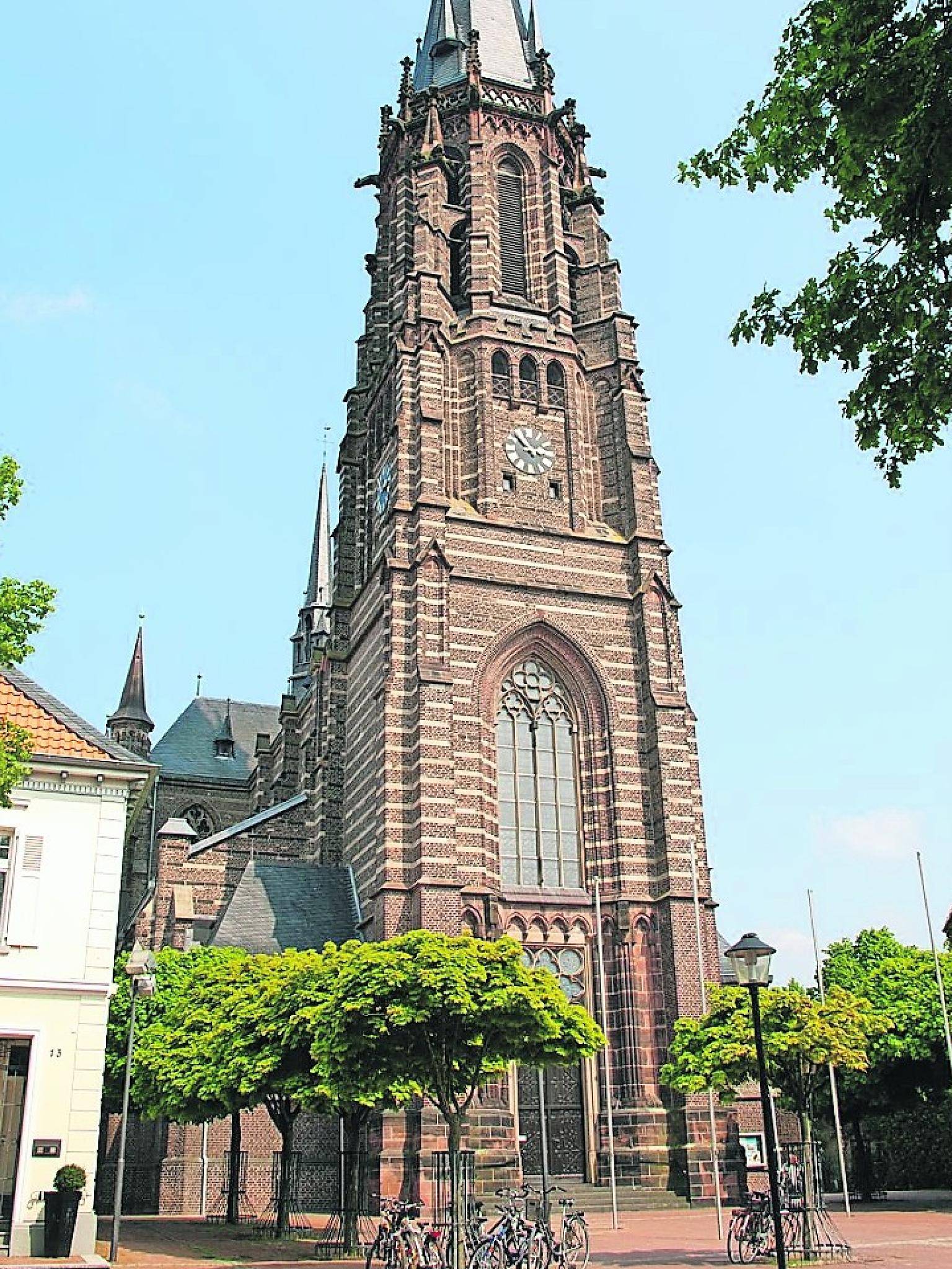  Im Herzen von Waldniel auf dem Markplatz vor dem Schwalmtal-Dom startet die Radroute des Monats Juli. 