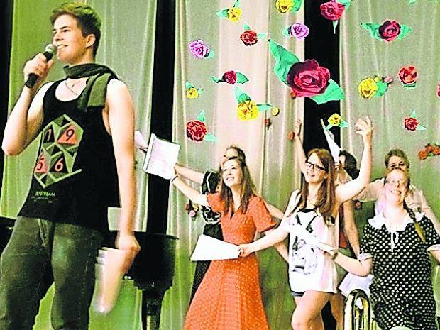  Für ihre Schule lassen es die Jugendlichen sogar Rosen regnen — auf der Bühne des Schultheaters. 