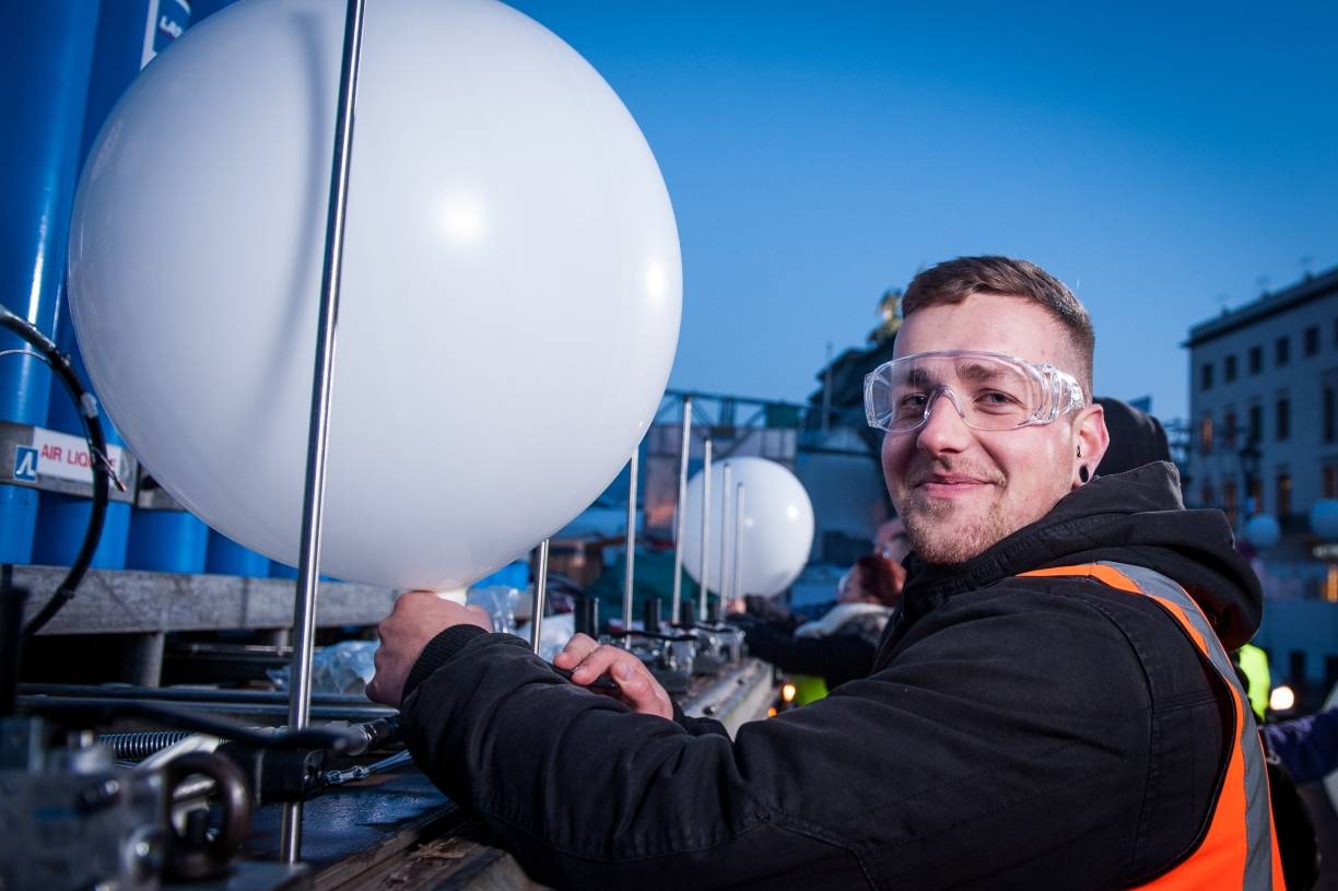  im Aufblasen der Helium-Ballons in Berlin gingen die Krefelder auf Nummer sicher. 