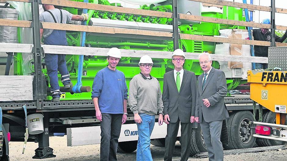  Vor einem der riesigen Gasmotoren posieren (von links) Kai Koschnitzki von der Maschinenbau firma GE Jenbacher, Rüdiger Leibauer (Betriebsleiter Blockheizkraftwerk Kempen), Siegfried Ferling und Norbert Sandmann (beide Geschäftsführer der Stadtwerke Kempen). 