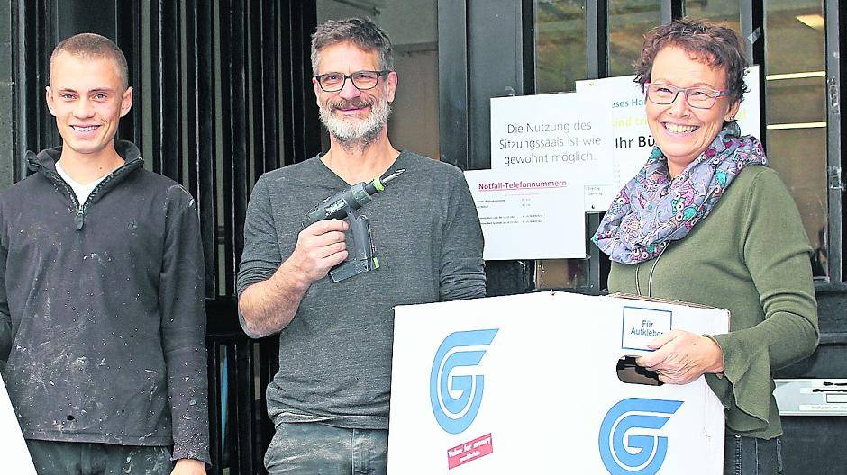  Elke Kruse-Krüppel vom Bürgerbüro und Schreinermeister Thomas van der Hoven mit Azubi Yannik Merks beim Umzug in Büderich. 