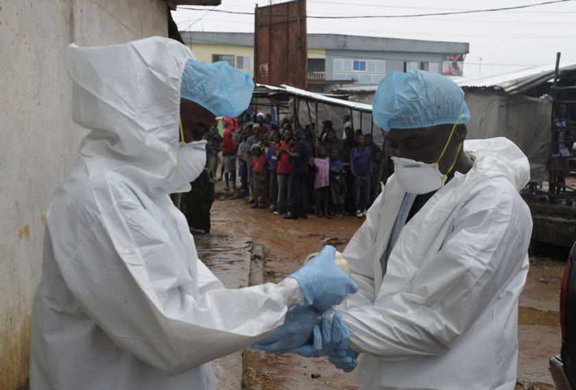 Die Gefahr, sich mit dem Ebola-Virus anzustecken, ist groß. action medeor versorgt Krankenhäuser in Liberia und Sierra Leone mit Schutzanzügen. 