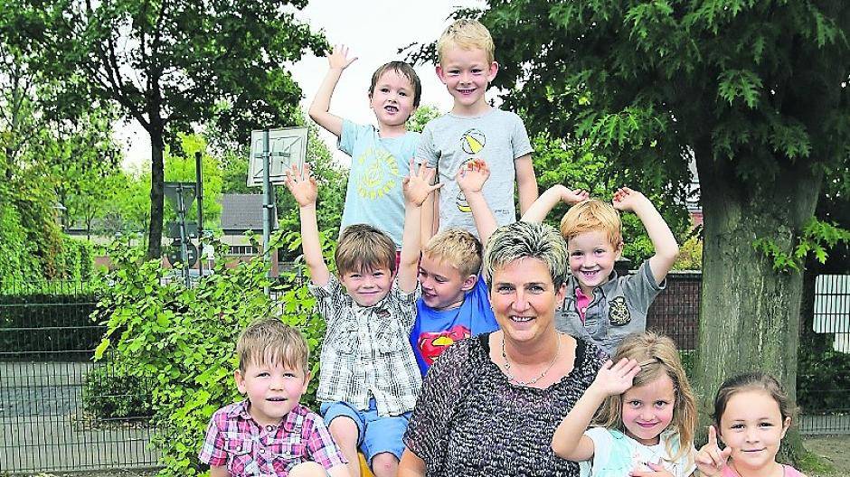  Sandra Rusbült umgeben von denen, die ihr Leben beeinflussen und denen sie ihr Herz schenkt: die Meerbuscher Kinder aus den katholischen Kindergärten in Osterath und Strümp. 