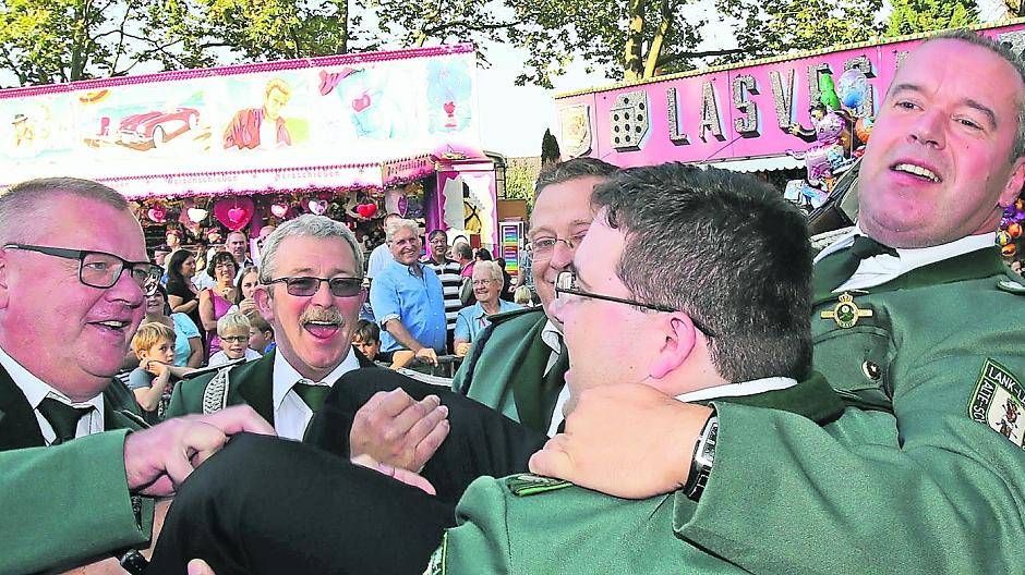 Nach dem entscheidenden Schuss war die Stimmung in Lank-Latum bestens. Und auch danach kann sich Meerbusch auf ein tolles Schützenfest freuen: Peter VIII. Fiegen hat eine klasse Mannschaft um sich herum zusammengestellt.