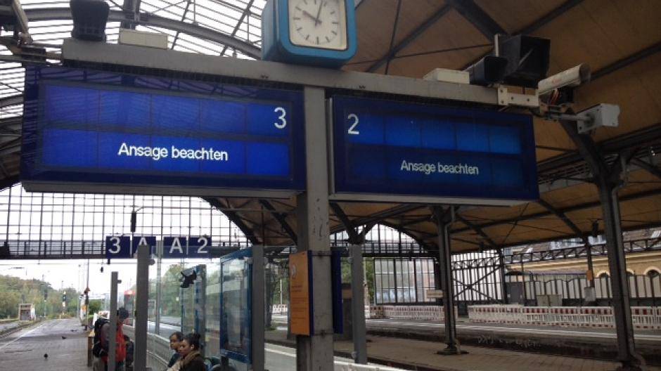  Am Krefelder Hauptbahnhof ist man zurzeit auf Ansagen zu Umleitungen und Ausfällen angewiesen. 