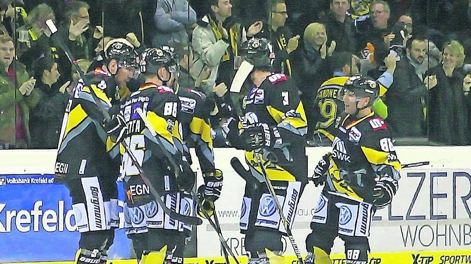  Auch morgen und am Freitag wollen die Pinguine im wohl gut gefüllten KönigPalast ihre Tore bejubeln. Sie erwarten erst die Iserlohn Roosters und dann die Eisbären Berlin. 