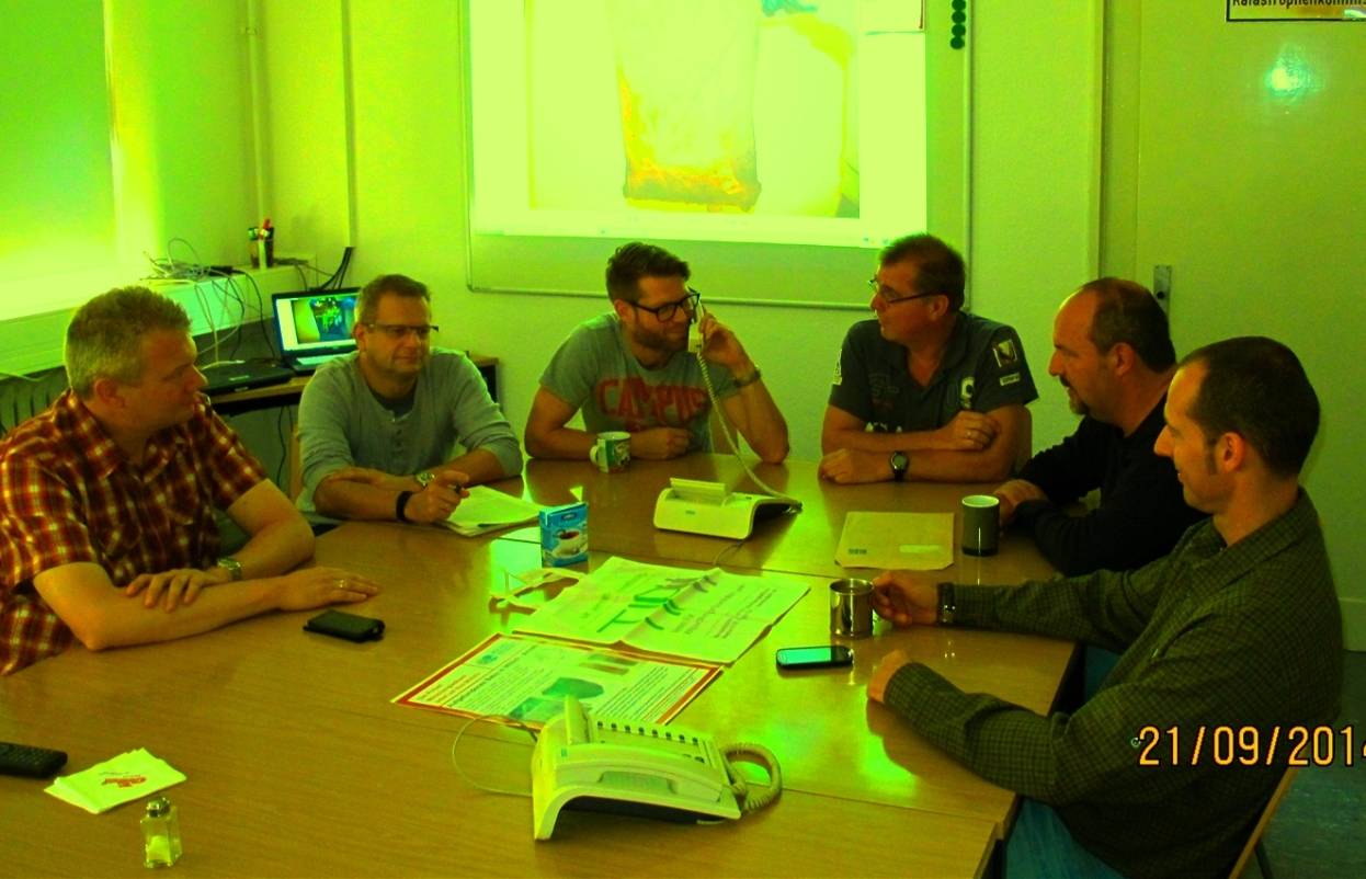 Das Foto zeigt einen Teil der Ermittlungskommission bei der Besprechung.