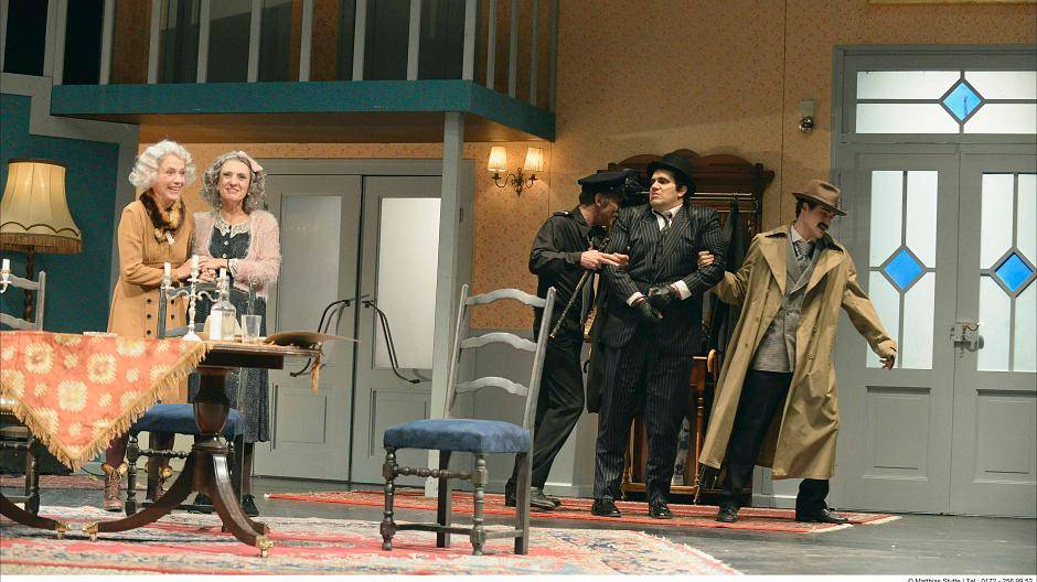  Schwarzer Humor: Die Komödie „Arsen und Spitzenhäubchen“ um ein mörderisches Tantenpaar ist in opulenter Ausstattung auf der Bühne des Krefelder Stadttheaters zu sehen. 