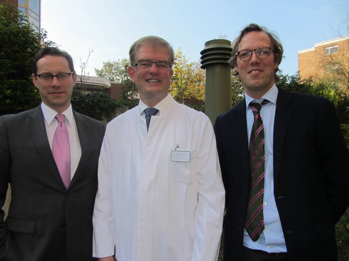  Der neue Chefarzt Dr. Matthias Kraemer (Mitte) mit Dr. Clemens Guth, Geschäftsführer des Hospitals zum Heiligen Geist (r.), und Tim Kolwitz, Kaufmännischer Leiter des Krankenhauses.  