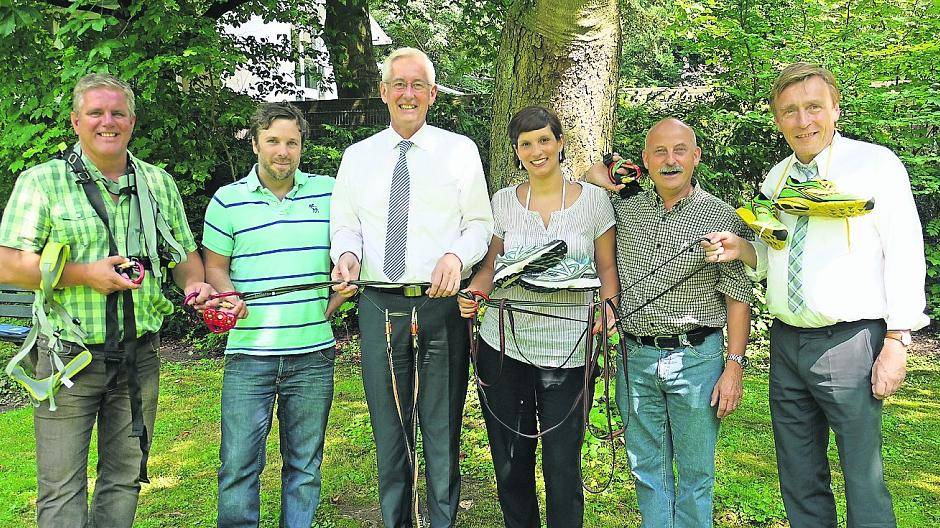  „Warmlaufen“ für den Gesundheitslauf am 31. August: Die Initiatoren mit der Heimleitung des Kinderheims Kastanienhof: Jens Lüdert (Heimleiter Kastanienhof), Florian Kümpel (Betreuer), Hans-Werner Stratmann (AOK), Jasmin Lapp (Welle Niederrhein), Raimund Haider (stv Heimleiter) und Hans Walter Singer (Helios Regionalgeschäftsführer). 
