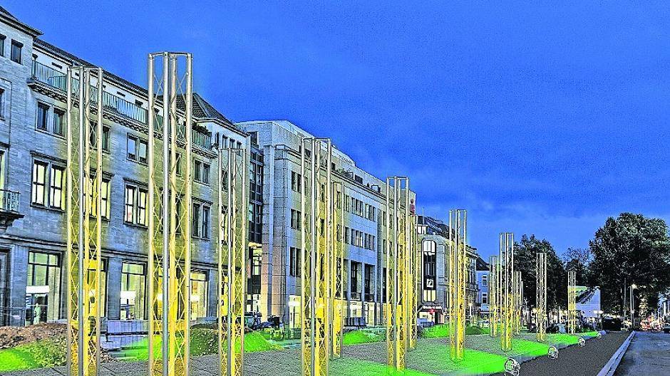 Lichterglanz: Zum Kerzenschein-Wochenende wurden die Masten der neuen Haltestelle am Ostwall stimmungsvoll zu Opernklängen illuminiert.