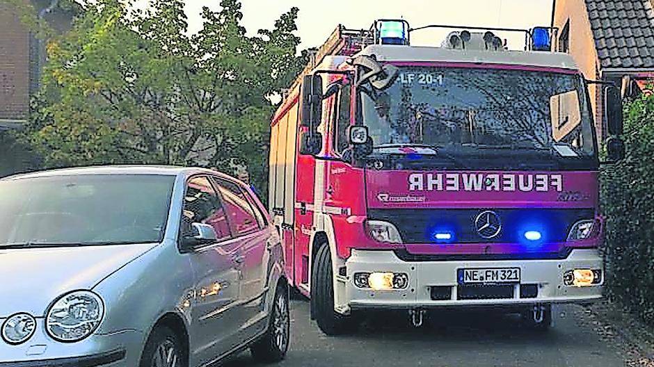 Die Meerbuscher Feuerwehr geht jetzt mit Flyern gegen Falschparker vor.