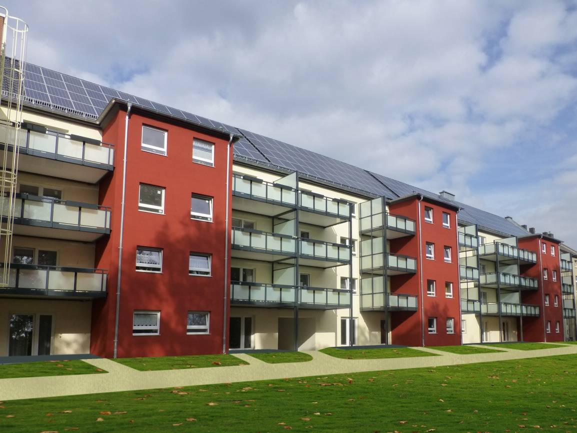 Rückansicht der Leysnerstraßen-Häuser mit den neuen Balkonen und der Photovoltaik-Anlage auf dem Dach.